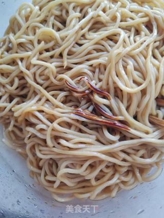 肉丝鸡蛋炒面的做法步骤：4