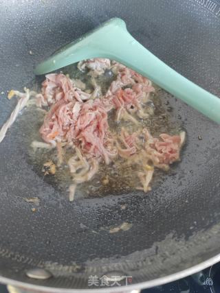 肉丝鸡蛋炒面的做法步骤：7