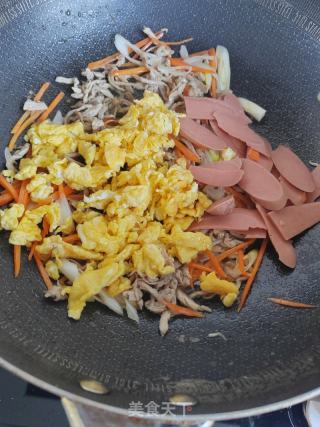肉丝鸡蛋炒面的做法步骤：8