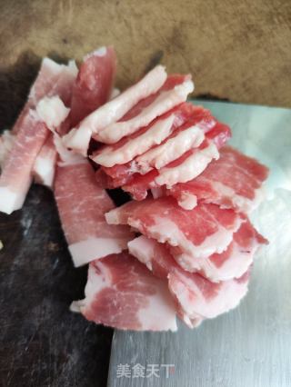 五花肉炒红薯叶的做法步骤：1