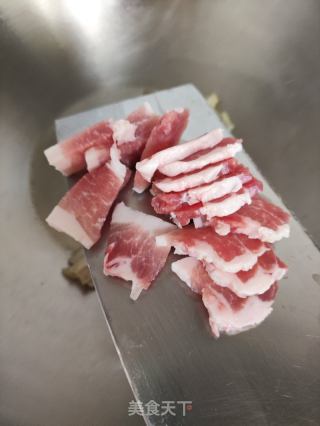 五花肉炒红薯叶的做法步骤：3