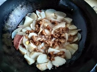 肉末火腿烧芋艿的做法步骤：11