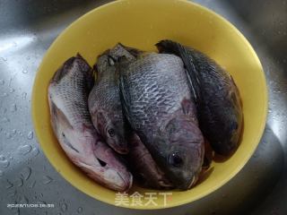 炸罗非鱼的做法步骤：1