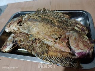焖罗非鱼的做法步骤：1