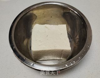 面包糠炸豆腐的做法步骤：1