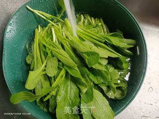 清炒油菜的做法步骤：1