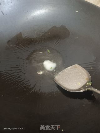 猪油渣炒娃娃菜的做法步骤：2