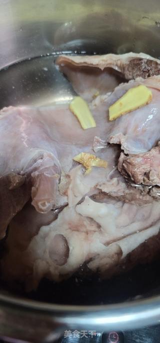 清汤牛腩炖白萝卜的做法步骤：4