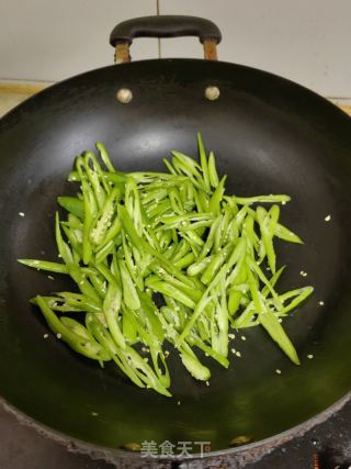 素炒青椒丝的做法步骤：2