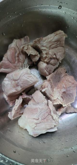 巴戟杜仲怀牛膝猪骨汤的做法步骤：2