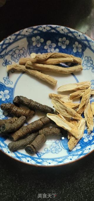 巴戟杜仲怀牛膝猪骨汤的做法步骤：3