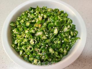 花生米豆豉炒线椒的做法步骤：2