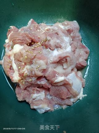 番茄金针菇滑肉的做法步骤：1