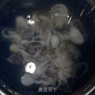 皱皮椒炒章鱼腿的做法步骤：1
