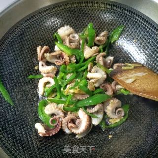 皱皮椒炒章鱼腿的做法步骤：15