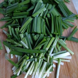 鸡蛋瑶柱炒韭菜的做法步骤：1