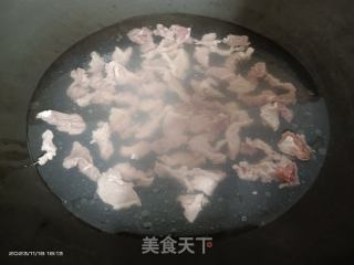 腐皮木耳焖肉片的做法步骤：3