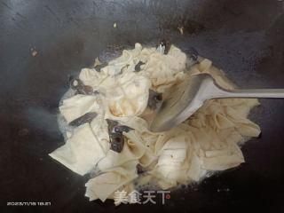 腐皮木耳焖肉片的做法步骤：6