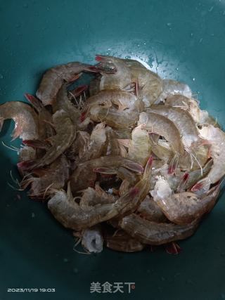 蒜蓉金针菇粉丝鲜虾煲的做法步骤：1