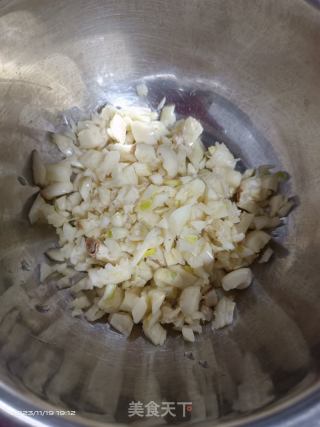 蒜蓉金针菇粉丝鲜虾煲的做法步骤：5