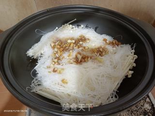 蒜蓉金针菇粉丝鲜虾煲的做法步骤：12