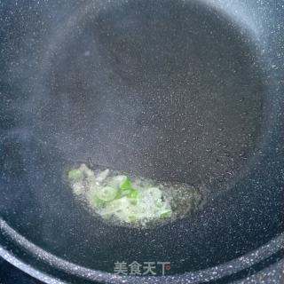 黑虎虾热汤面（火龙果面）的做法步骤：6