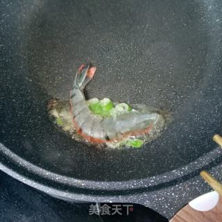 黑虎虾热汤面（火龙果面）的做法步骤：7