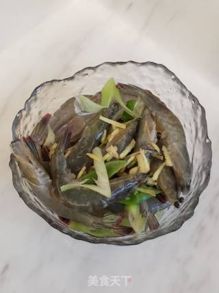 酸甜爽口捞汁大虾的做法步骤：2