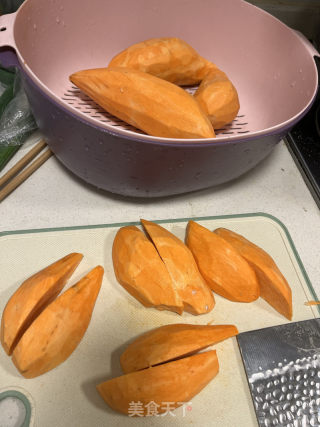 三蒸三晒蜜薯干的做法步骤：1