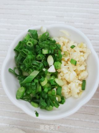 西安特色美食～油泼饺子的做法步骤：2