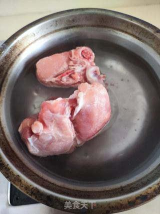 哈蜜瓜龙骨汤的做法步骤：1