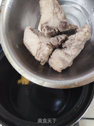 哈蜜瓜龙骨汤的做法步骤：4