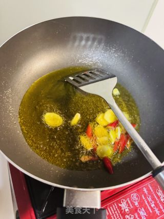 苦瓜炒土豆的做法步骤：1
