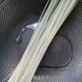 大虾辣白菜汤粉的做法步骤：1