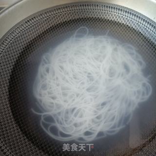 大虾辣白菜汤粉的做法步骤：4