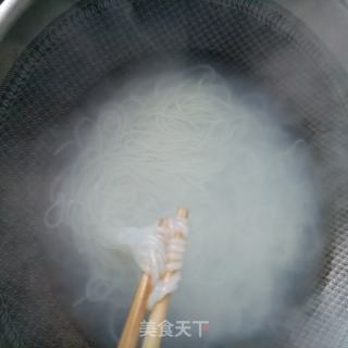 大虾辣白菜汤粉的做法步骤：5