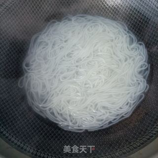 大虾辣白菜汤粉的做法步骤：6