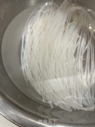 低卡猪肉白菜炖粉条的做法步骤：1
