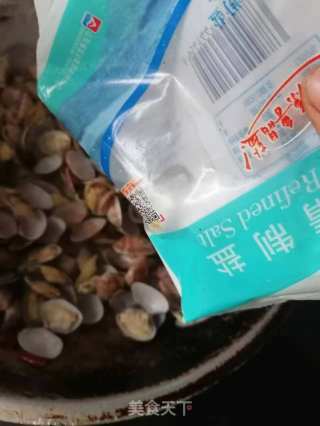 花蛤这样炒，一盘不够吃的做法步骤：5