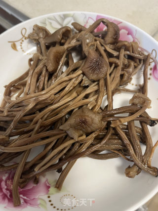 茶树菇炒肉的做法步骤：1