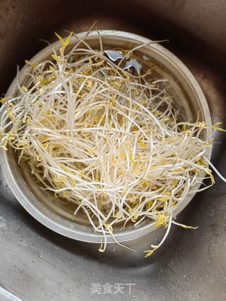 蒜泥绿豆芽儿的做法步骤：1