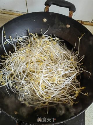 蒜泥绿豆芽儿的做法步骤：2