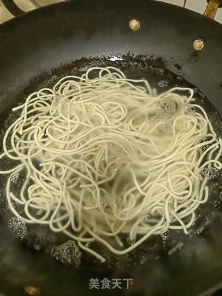 牛肉笋子炒面的做法步骤：3
