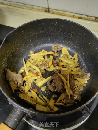 牛肉笋子炒面的做法步骤：4