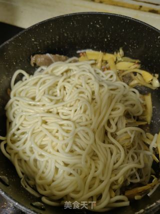 牛肉笋子炒面的做法步骤：7