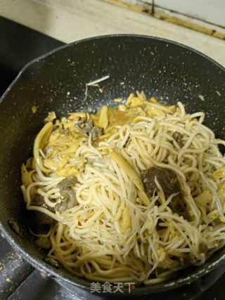 牛肉笋子炒面的做法步骤：10