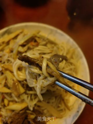 牛肉笋子炒面的做法步骤：12