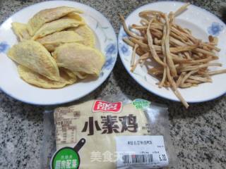 黄花菜小素鸡烧蛋饺的做法步骤：1