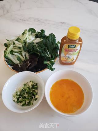 美味减脂奶白菜炒鸡蛋的做法步骤：1