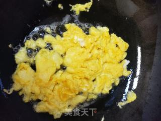 美味减脂奶白菜炒鸡蛋的做法步骤：3
